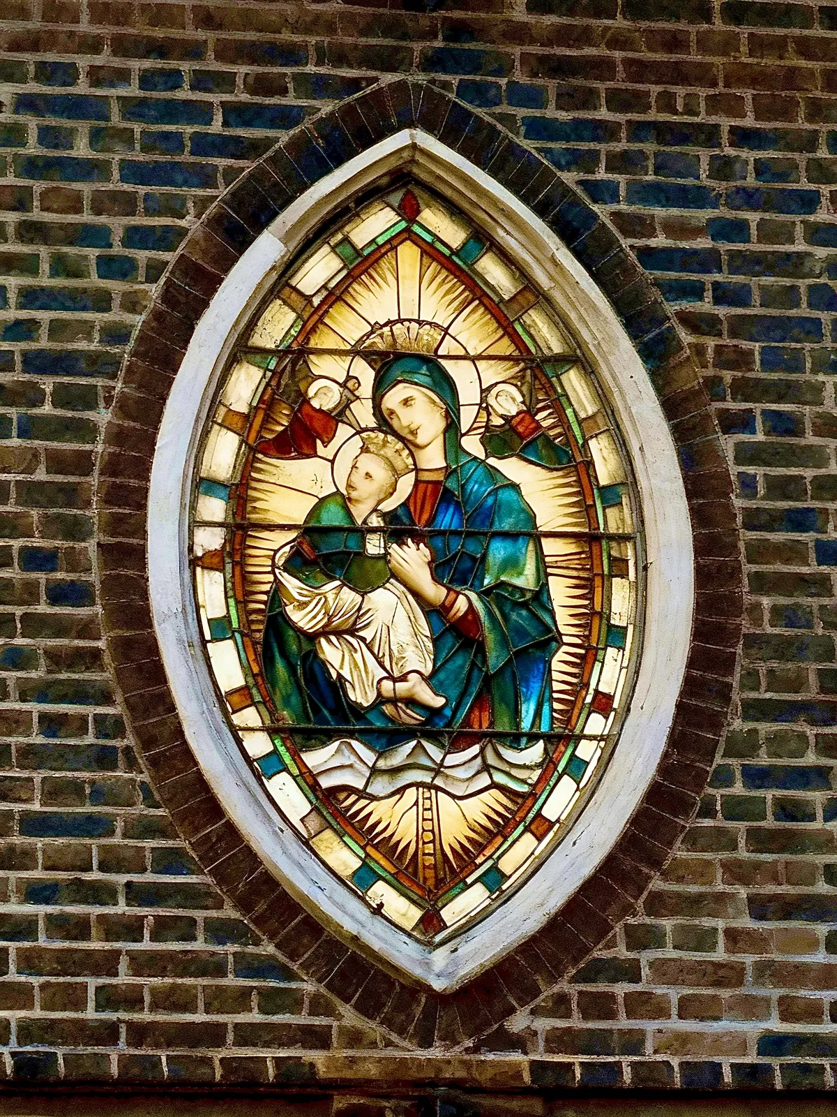 Vitral católico, María con el Niño
